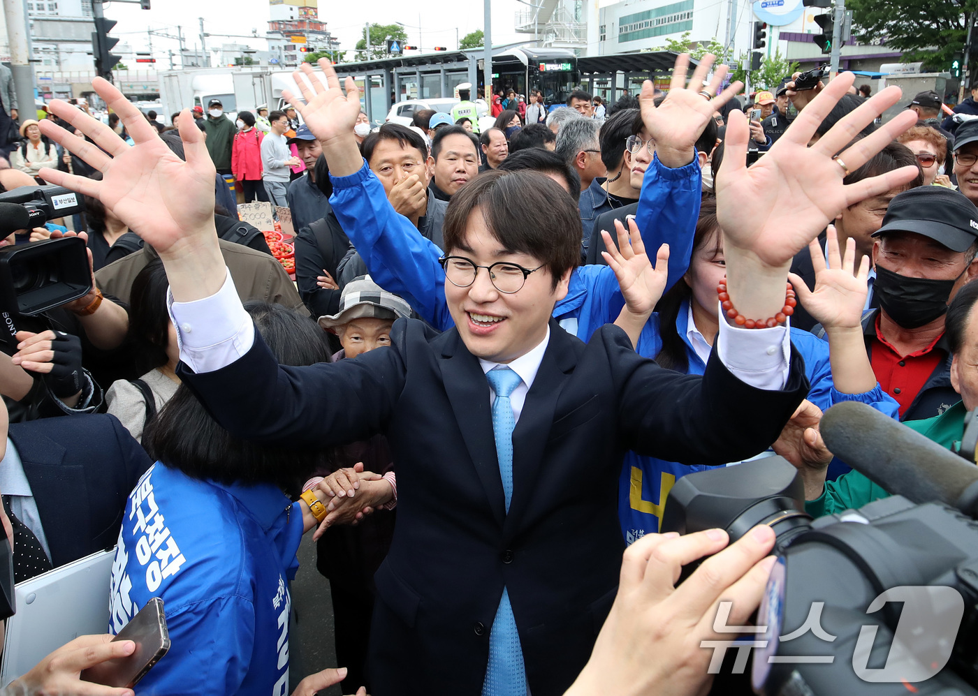 (부산=뉴스1) 윤일지 기자 = 하정우 전 청와대 AI미래기획수석이 29일 오후 부산 북구 구포시장을 찾아 상인들에게 인사를 하고 있다.하 전 수석은 전재수 의원이 당 부산시장 후 …