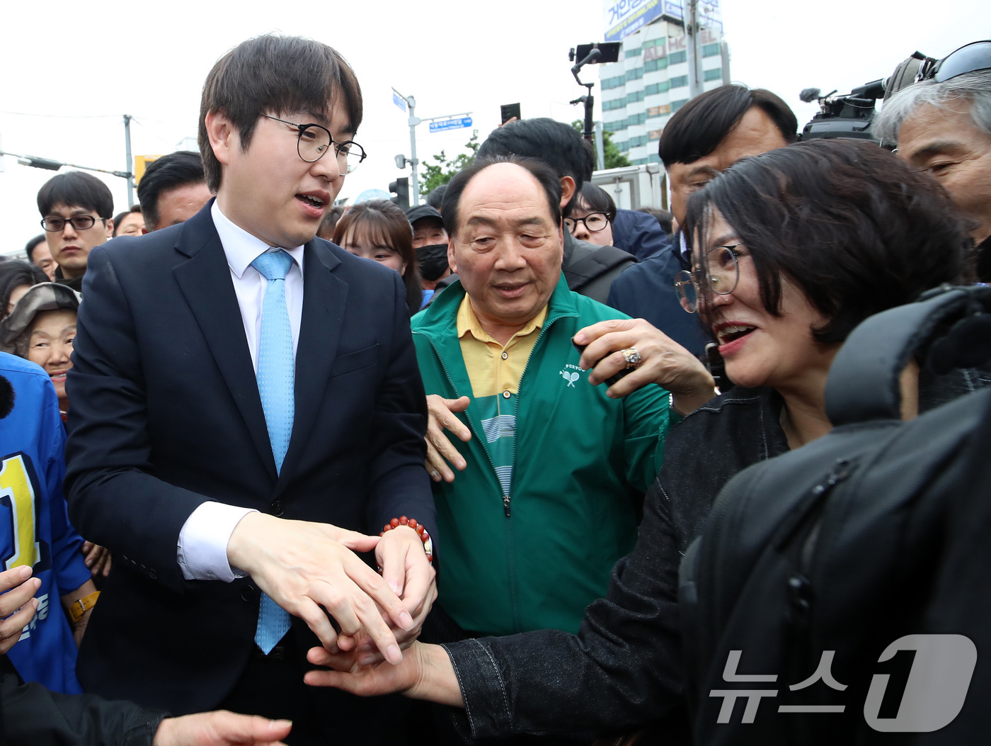 (부산=뉴스1) 윤일지 기자 = 하정우 전 청와대 AI미래기획수석이 29일 오후 부산 북구 구포시장을 찾아 시민들과 인사하고 있다.하 전 수석은 전재수 의원이 당 부산시장 후보로 …