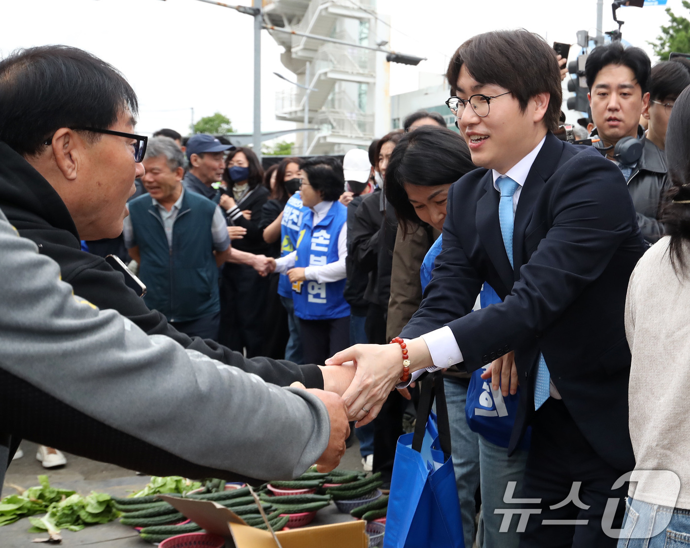 (부산=뉴스1) 윤일지 기자 = 하정우 전 청와대 AI미래기획수석이 29일 오후 부산 북구 구포시장을 찾아 상인들과 인사를 하고 있다.하 전 수석은 전재수 의원이 당 부산시장 후보 …