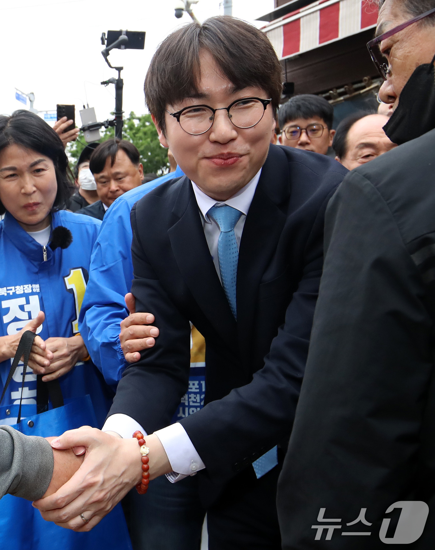 (부산=뉴스1) 윤일지 기자 = 하정우 전 청와대 AI미래기획수석이 29일 오후 부산 북구 구포시장을 찾아 상인들과 인사를 하고 있다.하 전 수석은 전재수 의원이 당 부산시장 후보 …