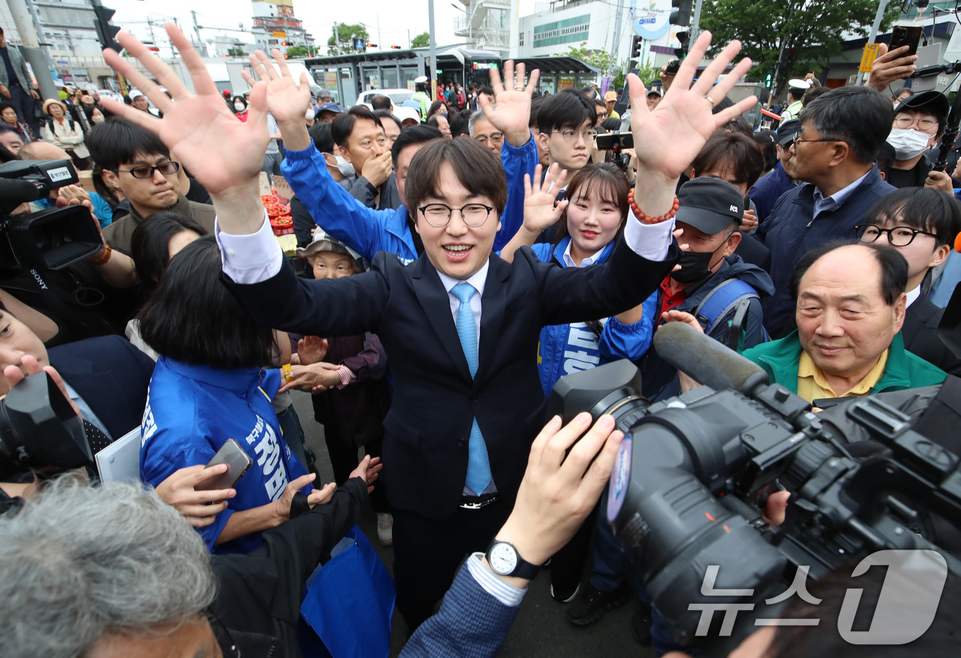 (부산=뉴스1) 윤일지 기자 = 하정우 전 청와대 AI미래기획수석이 29일 오후 부산 북구 구포시장을 찾아 상인들에게 인사를 하고 있다.하 전 수석은 전재수 의원이 당 부산시장 후 …