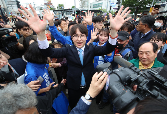 인파에 둘러싸인 하정우 전 수석