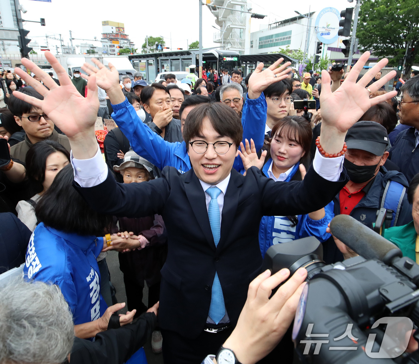 (부산=뉴스1) 윤일지 기자 = 하정우 전 청와대 AI미래기획수석이 29일 오후 부산 북구 구포시장을 찾아 상인들에게 인사를 하고 있다.하 전 수석은 전재수 의원이 당 부산시장 후 …