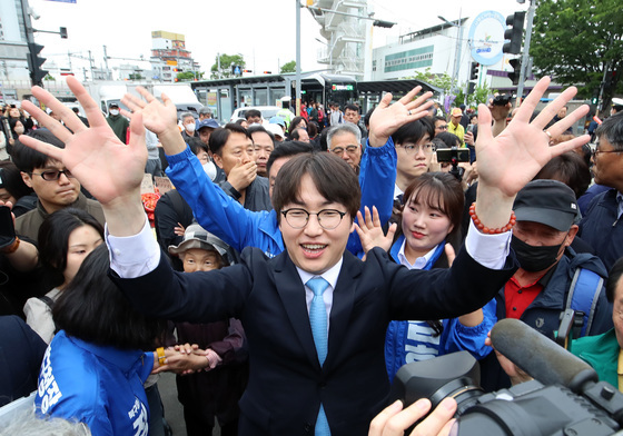 부산 북구 시민들과 인사하는 하정우