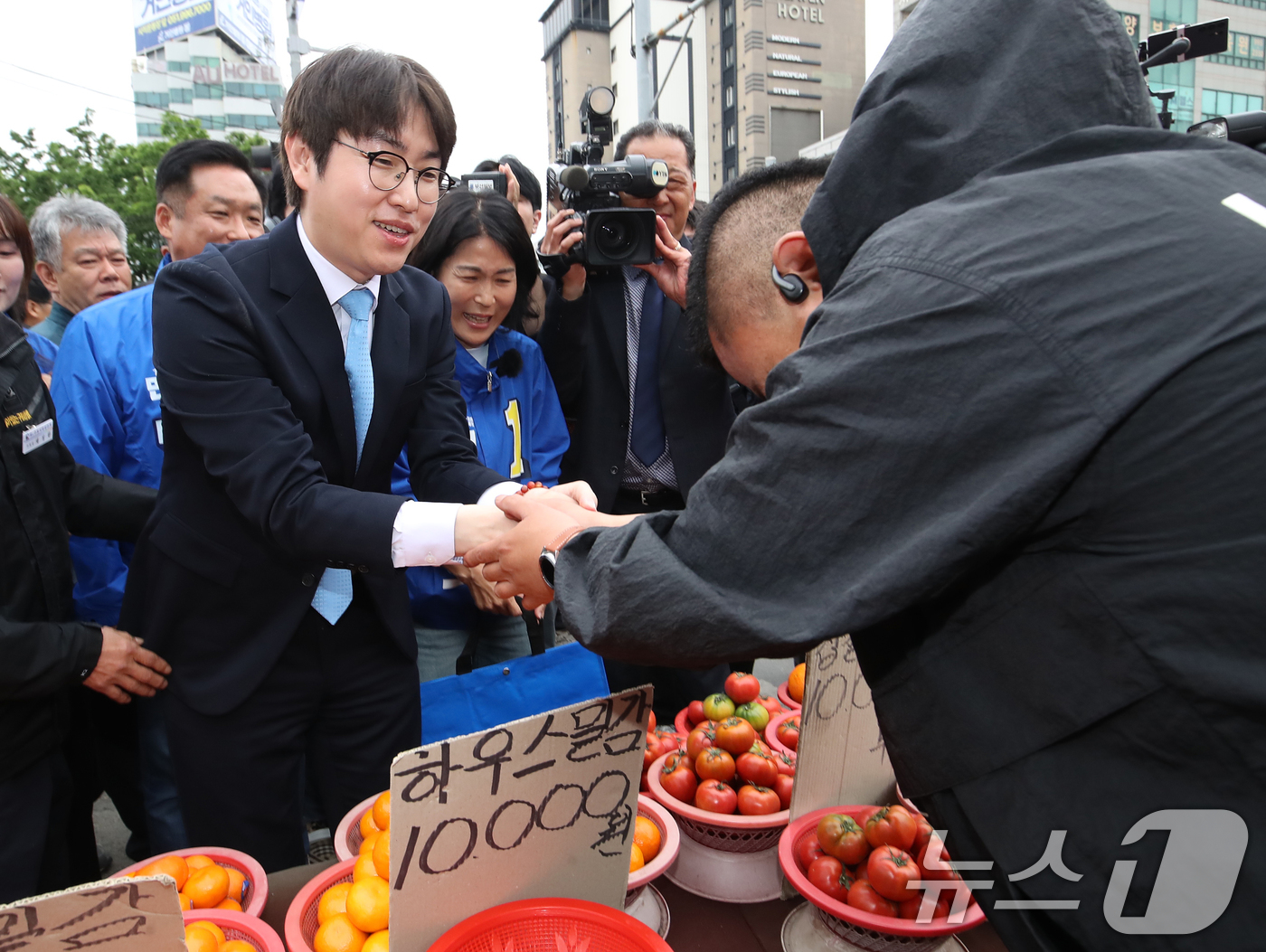 (부산=뉴스1) 윤일지 기자 = 하정우 전 청와대 AI미래기획수석이 29일 오후 부산 북구 구포시장을 찾아 상인과 인사를 하고 있다.하 전 수석은 전재수 의원이 당 부산시장 후보로 …