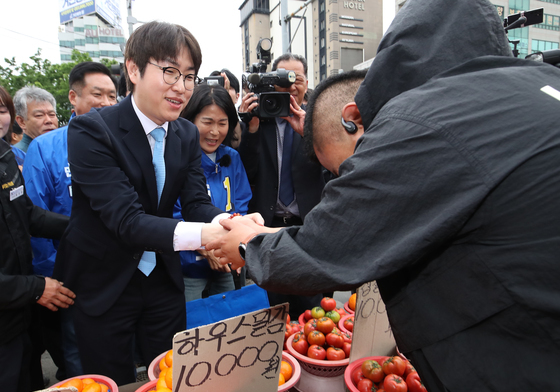하정우 전 AI수석 북구 첫 행보…구포시장서 민심 청취(종합)
