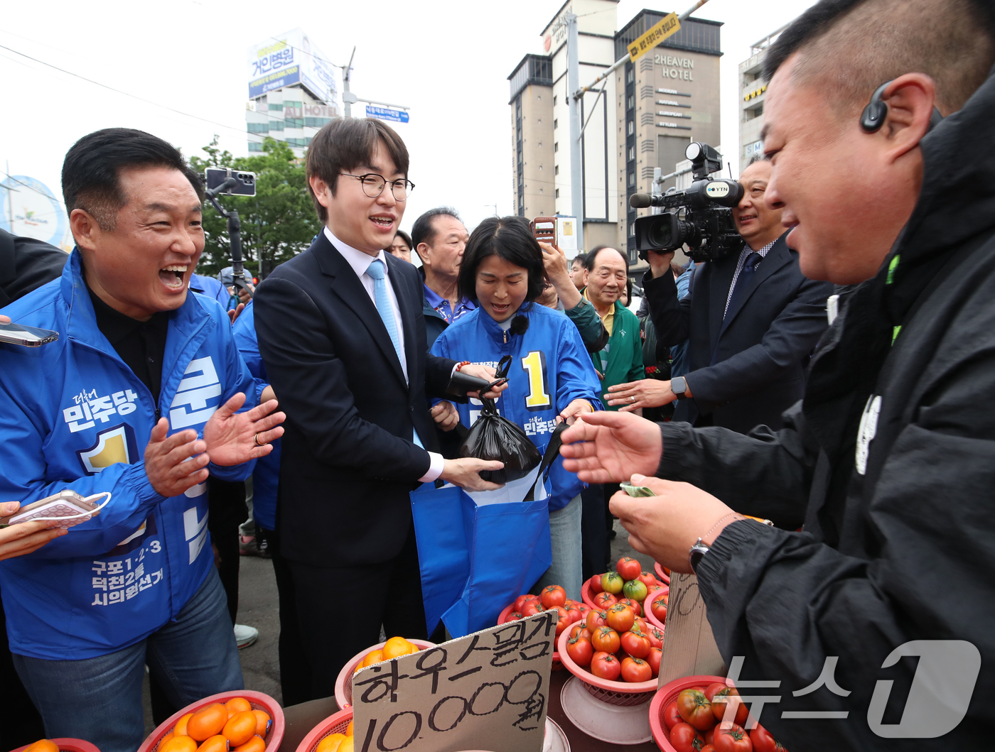 (부산=뉴스1) 윤일지 기자 = 하정우 전 청와대 AI미래기획수석이 29일 오후 부산 북구 구포시장을 찾아 과일을 구입하고 있다.하 전 수석은 전재수 의원이 당 부산시장 후보로 선 …