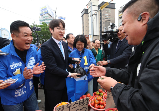 구포시장서 과일 구입하는 하정우 전 수석