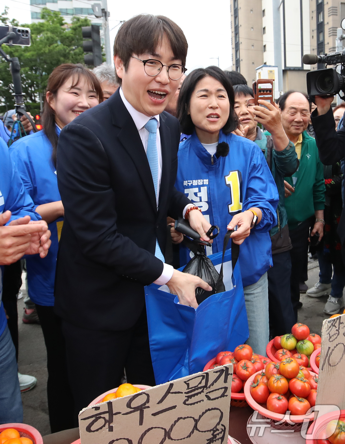 (부산=뉴스1) 윤일지 기자 = 하정우 전 청와대 AI미래기획수석이 29일 오후 부산 북구 구포시장을 찾아 과일을 구입하고 있다.하 전 수석은 전재수 의원이 당 부산시장 후보로 선 …