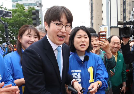 구포시장서 과일 구입하는 하정우 전 수석