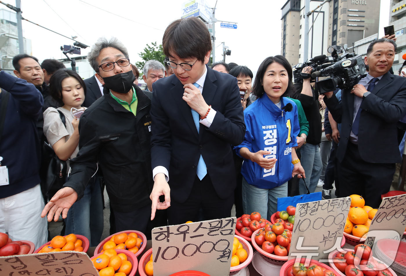 (부산=뉴스1) 윤일지 기자 = 하정우 전 청와대 AI미래기획수석이 29일 오후 부산 북구 구포시장을 찾아 과일을 고르고 있다.하 전 수석은 전재수 의원이 당 부산시장 후보로 선출 …