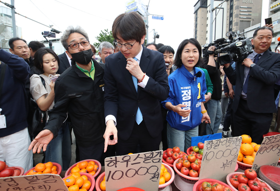 하정우 전 수석 '어떤 과일이 좋을까'
