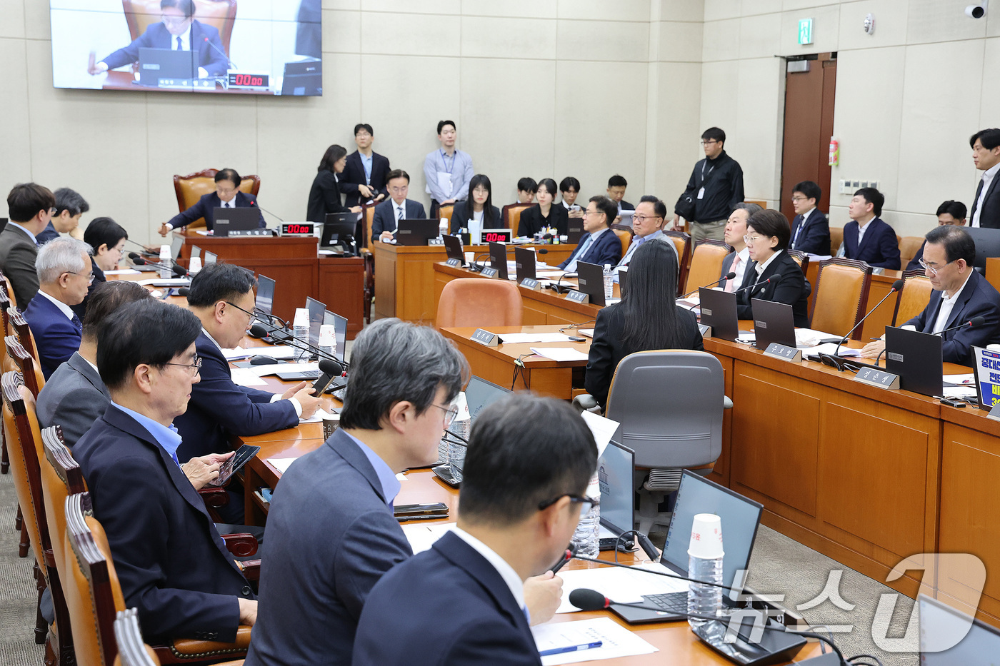 (서울=뉴스1) 신웅수 기자 = 권칠승 위원장이 29일 서울 여의도 국회에서 열린 행정안전위원회 전체회의에서 의사봉을 두드리고 있다. 2026.4.29/뉴스1