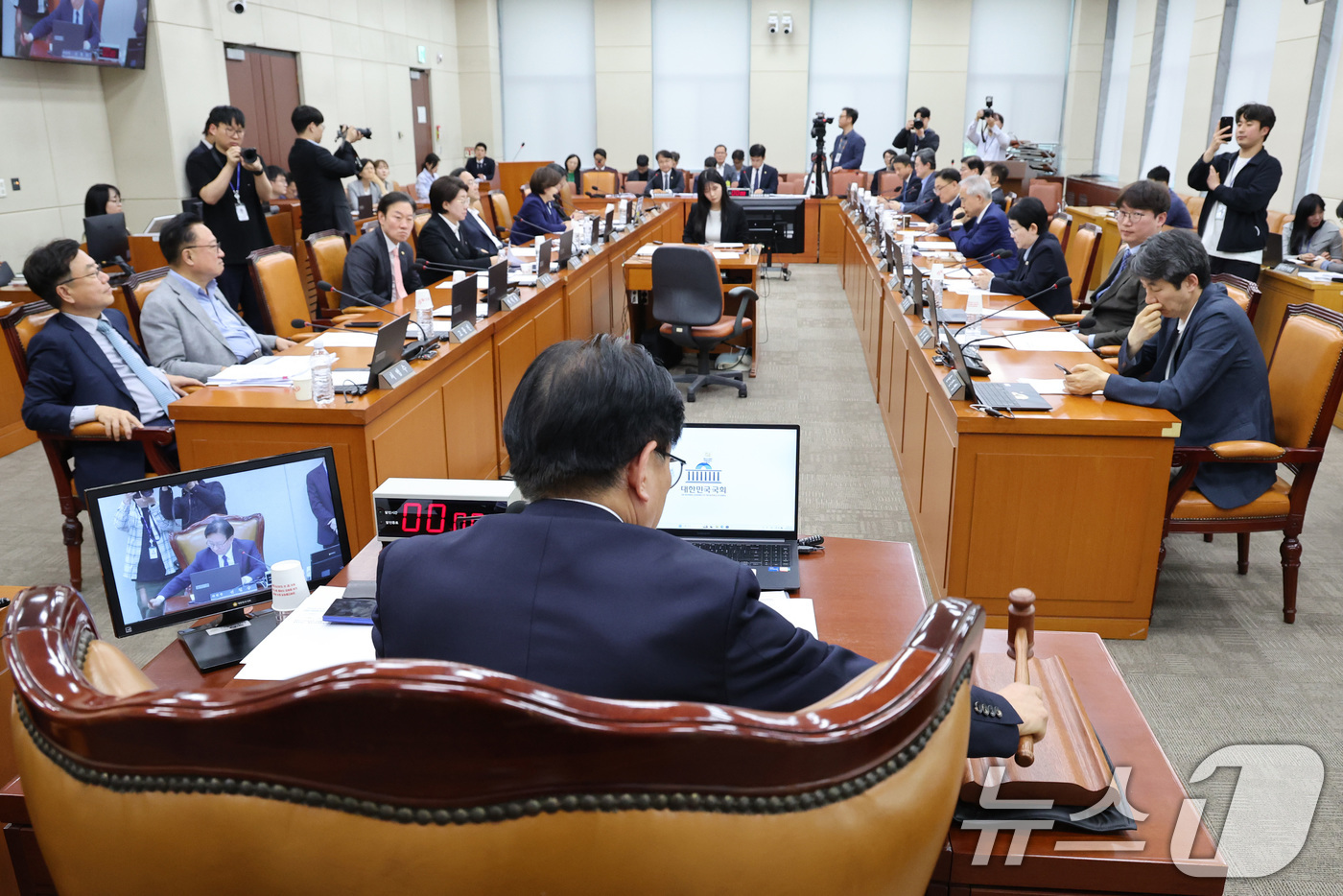 (서울=뉴스1) 신웅수 기자 = 권칠승 위원장이 29일 서울 여의도 국회에서 열린 행정안전위원회 전체회의에서 의사봉을 두드리고 있다. 2026.4.29/뉴스1