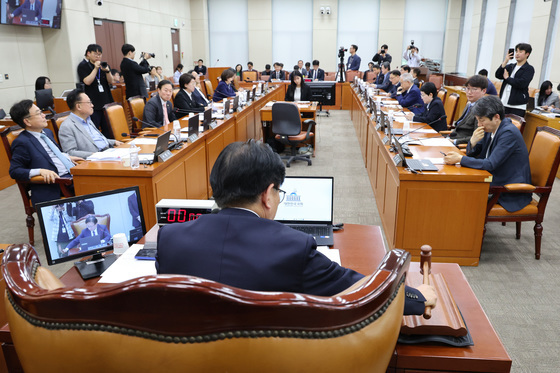 의사봉 두드리는 권칠승 위원장