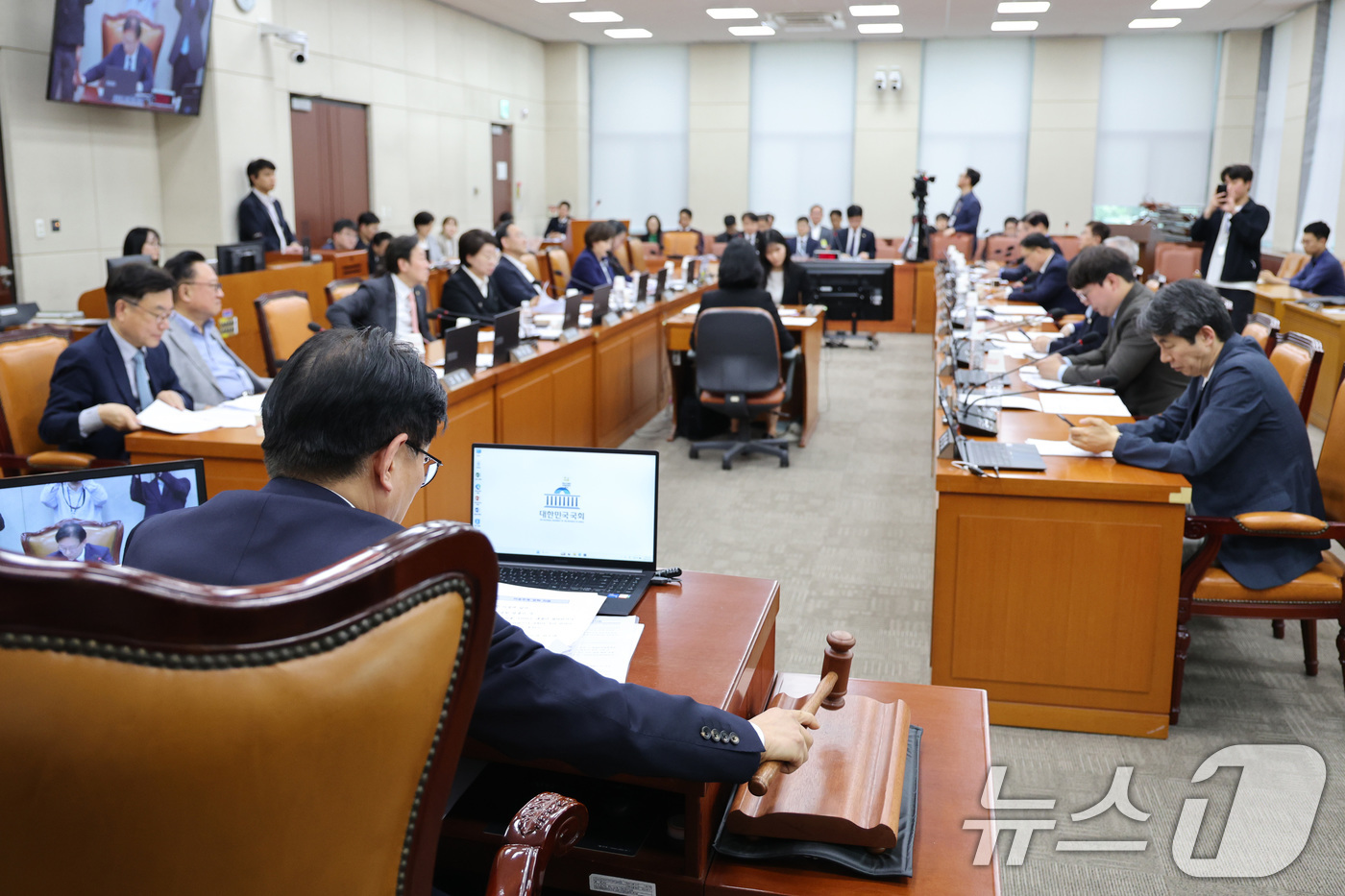 (서울=뉴스1) 신웅수 기자 = 권칠승 위원장이 29일 서울 여의도 국회에서 열린 행정안전위원회 전체회의에서 의사봉을 두드리고 있다. 2026.4.29/뉴스1