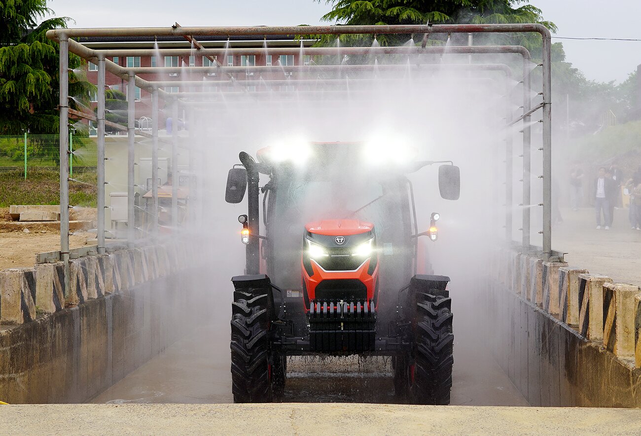 본문 이미지 - 박종수 대동 기능개발평가 팀장이 2026 대동 테크데이에서 트랙터 시험 현장 투어를 진행하고 있다. 2026.4.28 뉴스1 ⓒ News1 (대동 제공)