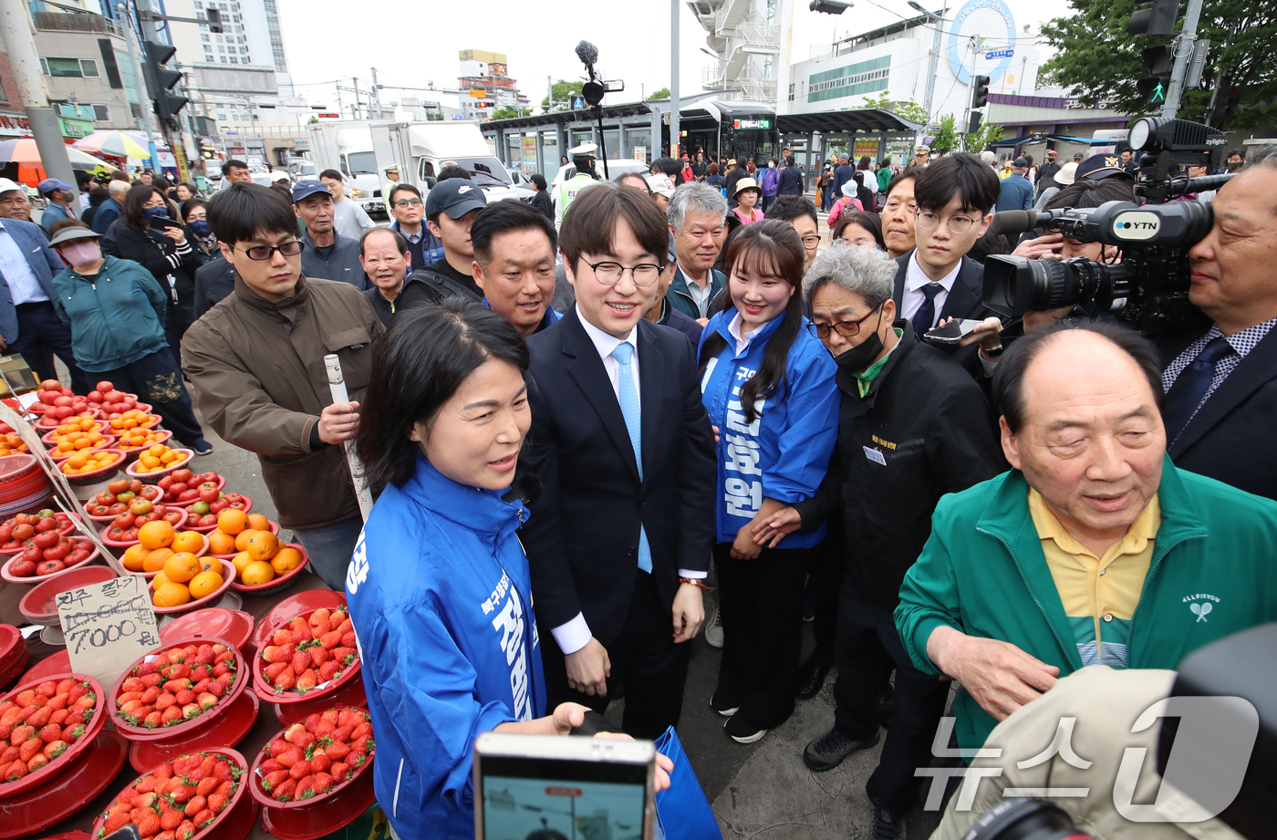 (부산=뉴스1) 윤일지 기자 = 하정우 전 청와대 AI미래기획수석이 29일 오후 부산 북구 구포시장을 둘러보고 있다.하 전 수석은 전재수 의원이 당 부산시장 후보로 선출되면서 공석 …