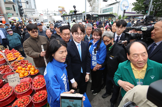 부산 북구 구포시장 찾은 하정우 전 수석