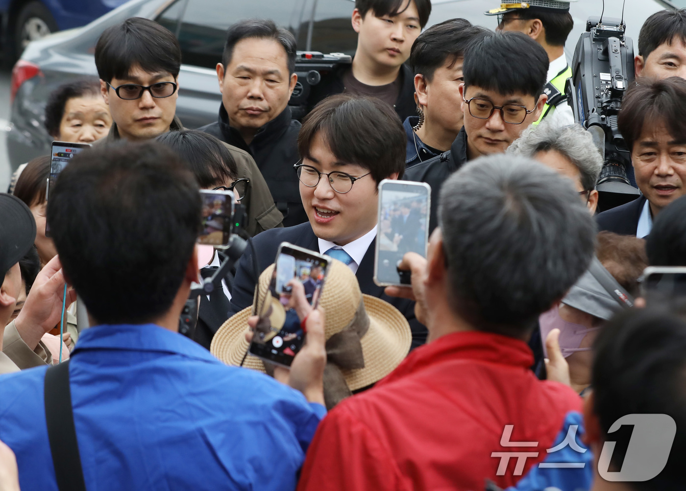 (부산=뉴스1) 윤일지 기자 = 하정우 전 청와대 AI미래기획수석이 29일 오후 부산 북구 구포시장을 찾아 시민들과 인사하고 있다.하 전 수석은 전재수 의원이 당 부산시장 후보로 …