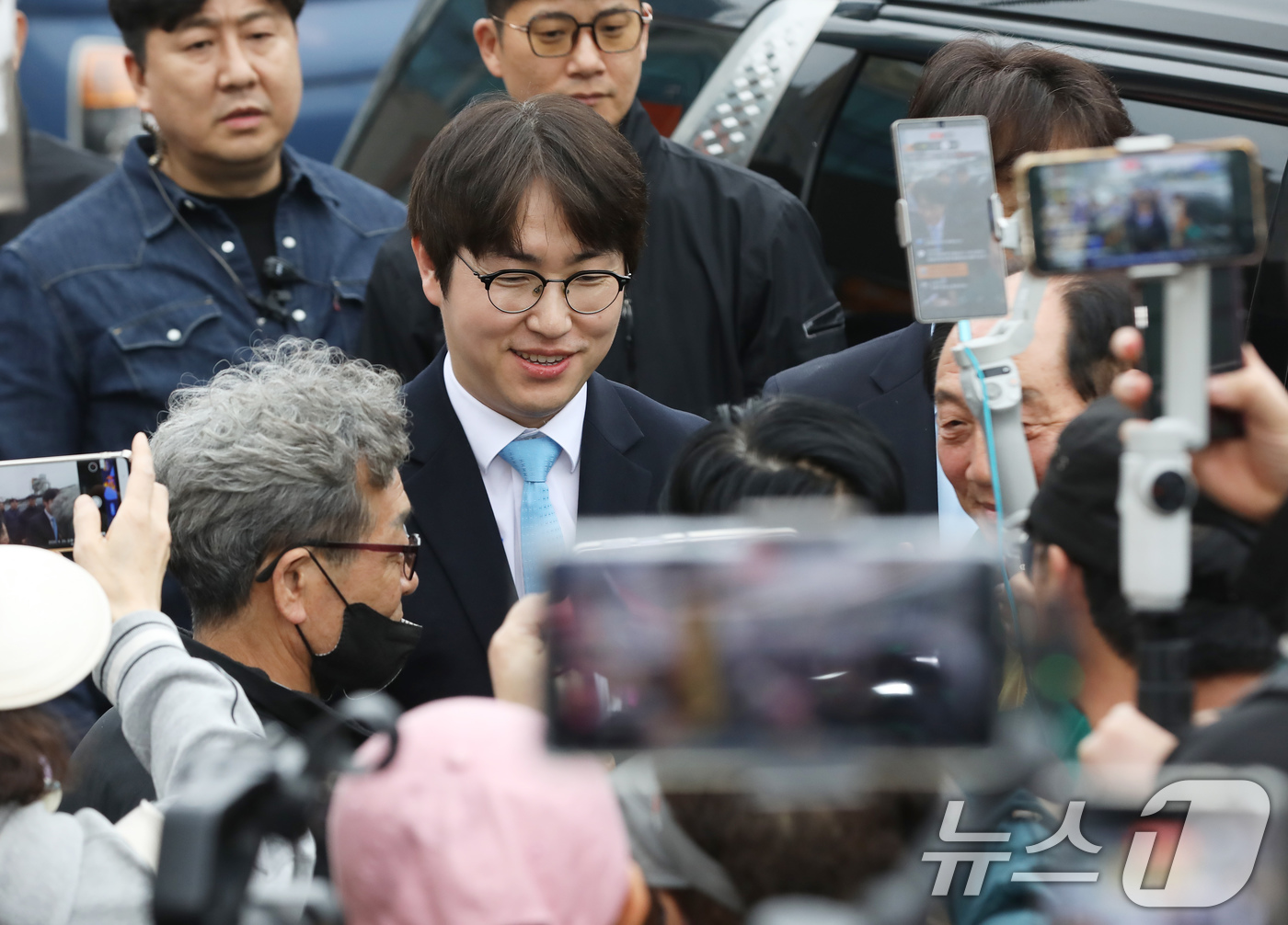 (부산=뉴스1) 윤일지 기자 = 하정우 전 청와대 AI미래기획수석이 29일 오후 부산 북구 구포시장을 찾아 시민들과 인사하고 있다.하 전 수석은 전재수 의원이 당 부산시장 후보로 …