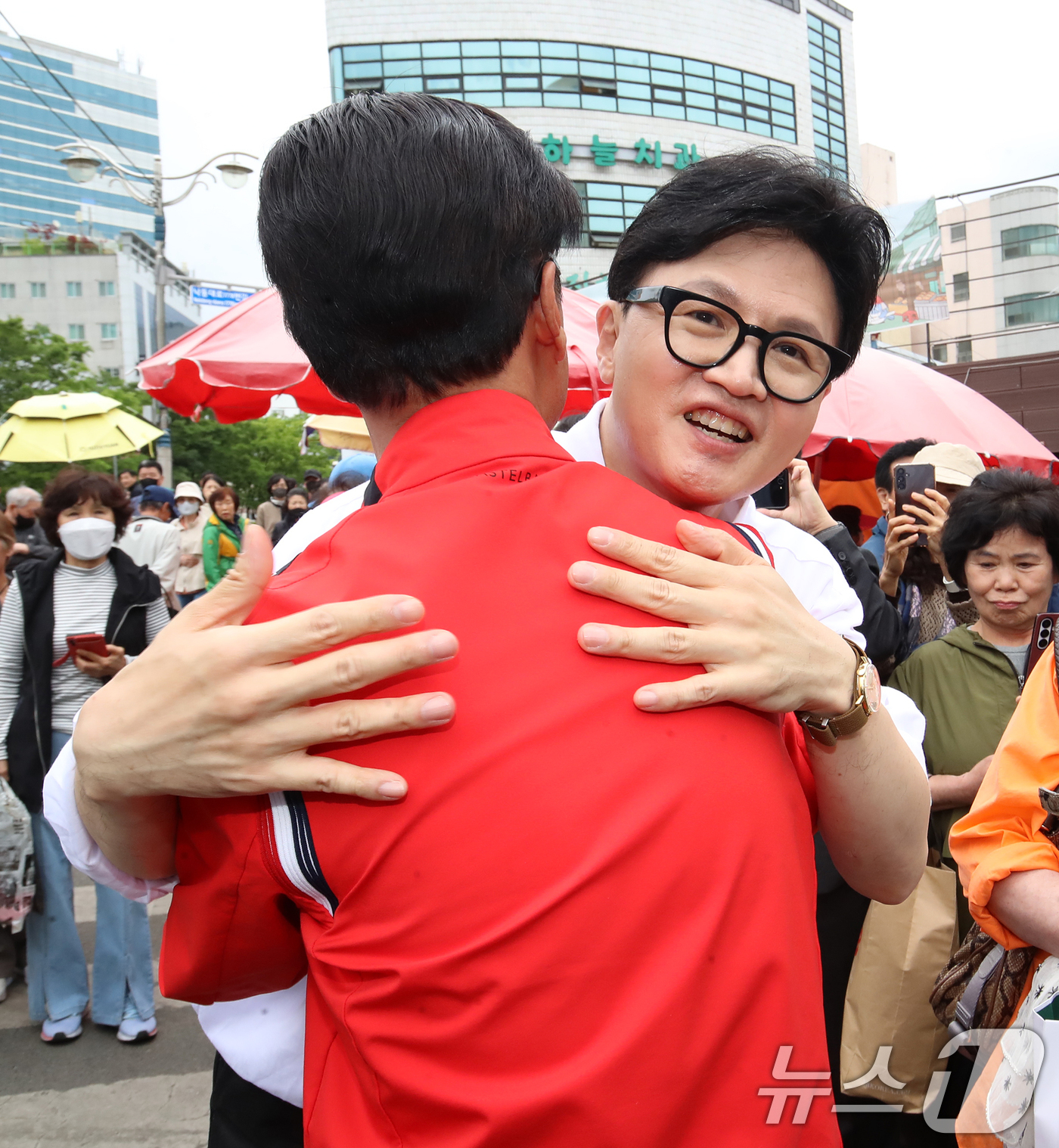 (부산=뉴스1) 윤일지 기자 = 한동훈 전 국민의힘 대표가 29일 오후 부산 북구 구포시장을 찾아 주민들과 인사를 나누고 있다. 2026.4.29/뉴스1