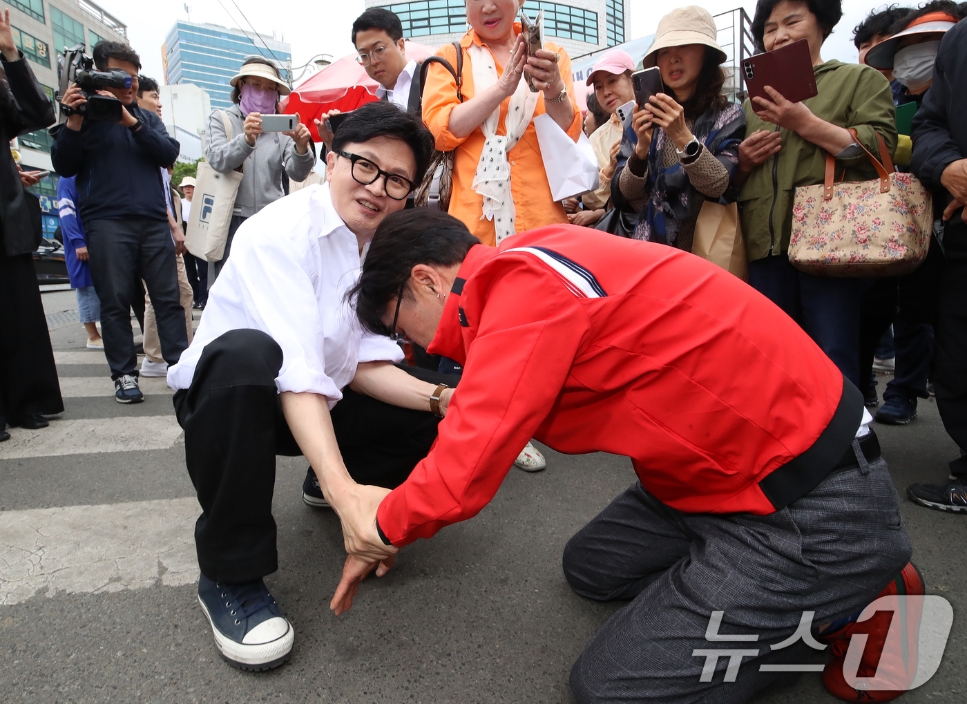 (부산=뉴스1) 윤일지 기자 = 한동훈 전 국민의힘 대표가 29일 오후 부산 북구 구포시장을 찾아 주민들과 인사를 나누고 있다. 2026.4.29/뉴스1