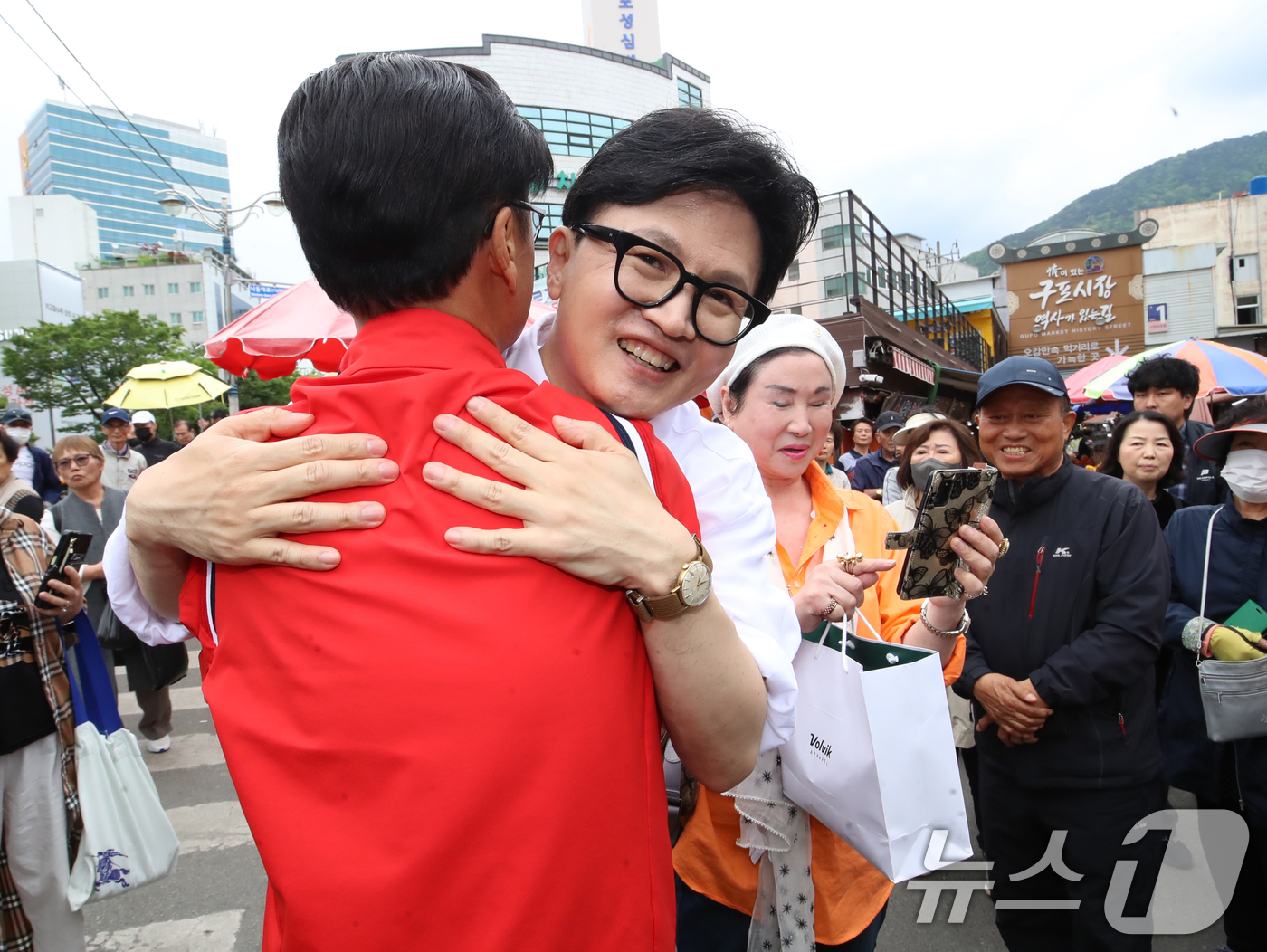 (부산=뉴스1) 윤일지 기자 = 한동훈 전 국민의힘 대표가 29일 오후 부산 북구 구포시장을 찾아 주민들과 인사를 나누고 있다. 2026.4.29/뉴스1