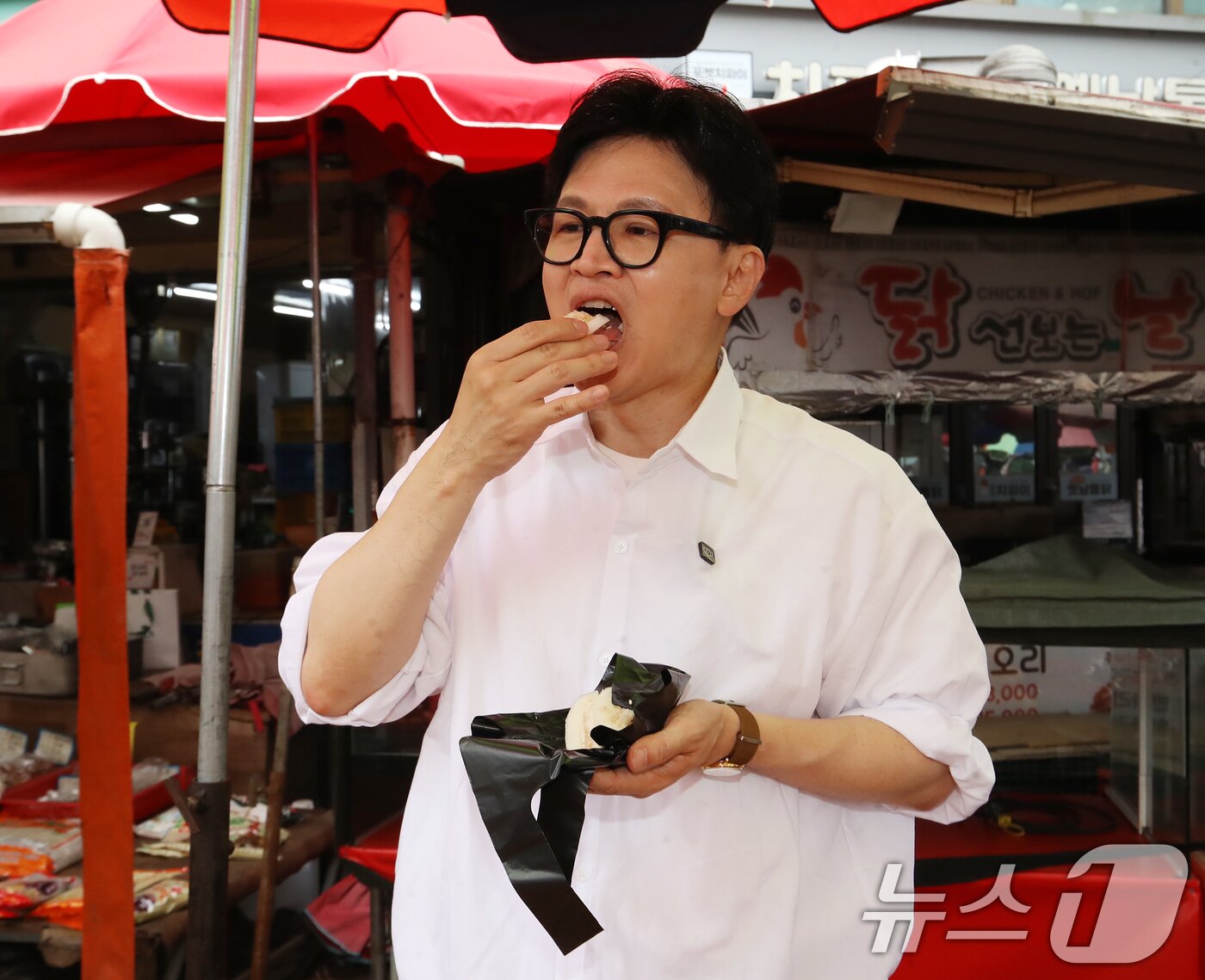 본문 이미지 - 한동훈 전 국민의힘 대표가 지난달 29일 오후 부산 북구 구포시장을 찾아 참외를 맛보고 있다. 2026.4.29 ⓒ 뉴스1 윤일지 기자