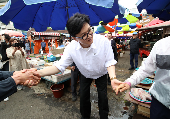 구포시장서 주민들과 인사하는 한동훈 전 대표