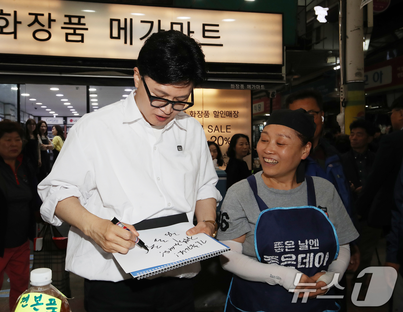 (부산=뉴스1) 윤일지 기자 = 한동훈 전 국민의힘 대표가 29일 오후 부산 북구 구포시장을 찾아 상인에게 사인을 해주고 있다. 2026.4.29/뉴스1