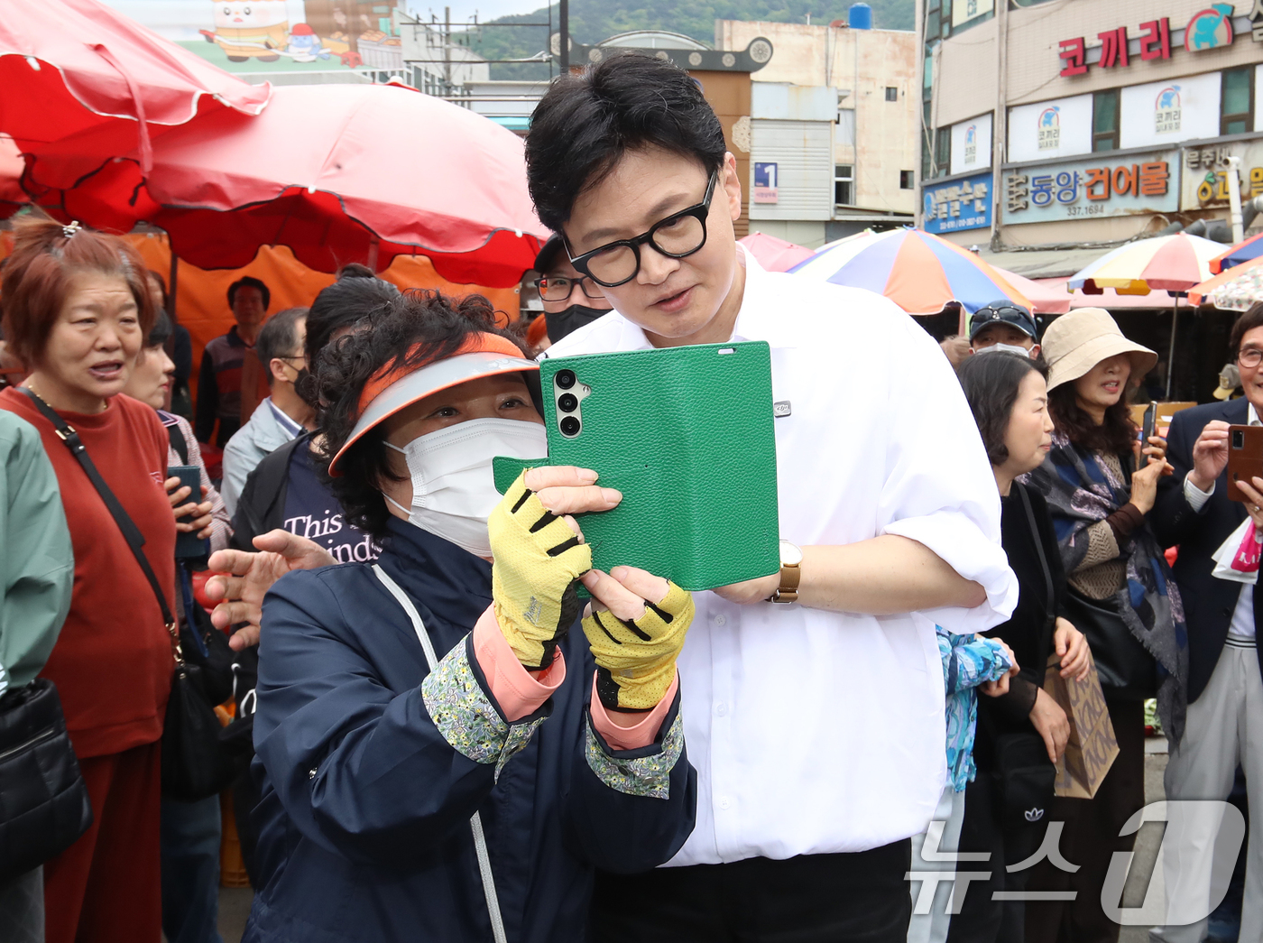 (부산=뉴스1) 윤일지 기자 = 한동훈 전 국민의힘 대표가 29일 오후 부산 북구 구포시장을 찾아 주민과 셀카를 찍고 있다. 2026.4.29/뉴스1