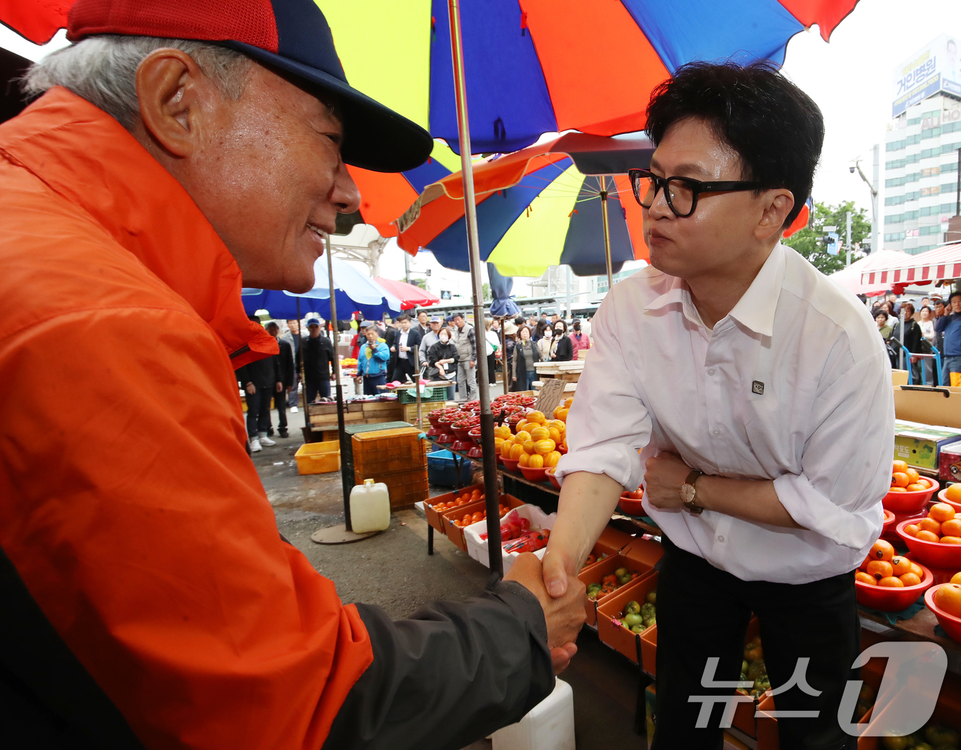 (부산=뉴스1) 윤일지 기자 = 한동훈 전 국민의힘 대표가 29일 오후 부산 북구 구포시장을 찾아 주민들과 인사를 나누고 있다. 2026.4.29/뉴스1