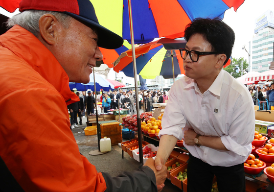북구 주민과 악수하는 한동훈