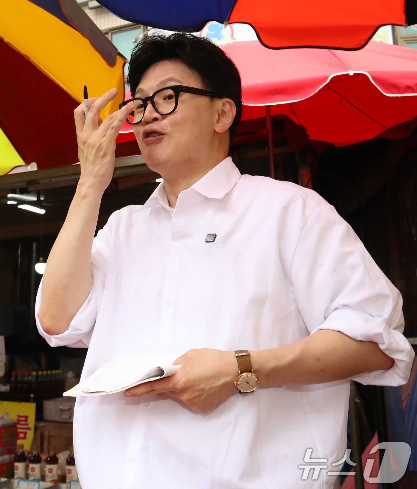 (부산=뉴스1) 윤일지 기자 = 한동훈 전 국민의힘 대표가 29일 오후 부산 북구 구포시장을 찾아 상인과 대화하고 있다. 2026.4.29/뉴스1