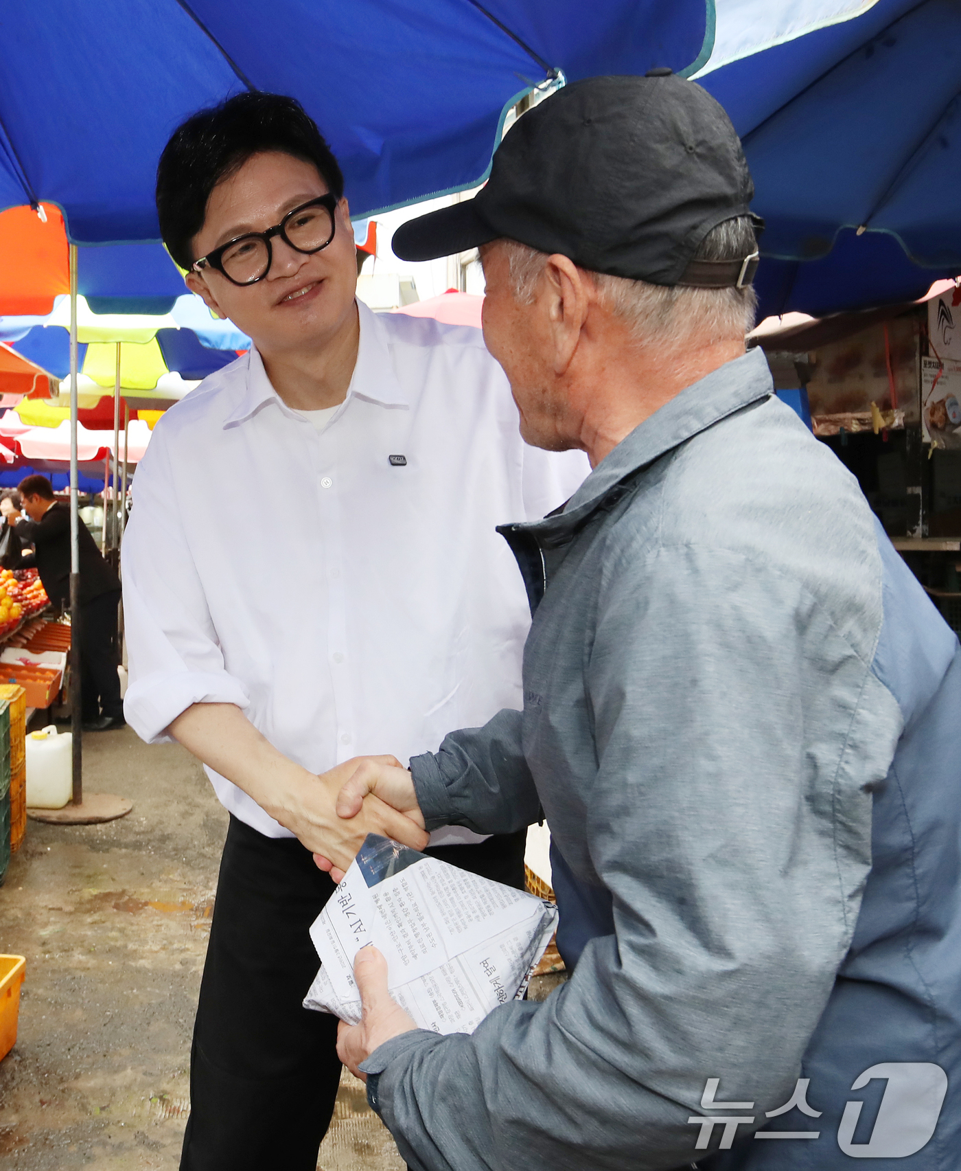 (부산=뉴스1) 윤일지 기자 = 한동훈 전 국민의힘 대표가 29일 오후 부산 북구 구포시장을 찾아 주민과 악수하고 있다. 2026.4.29/뉴스1