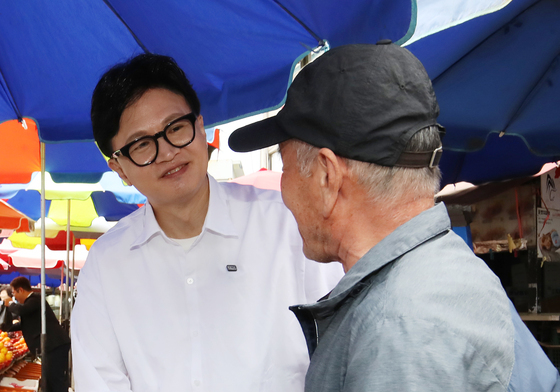 부산 북구 주민과 악수하는 한동훈