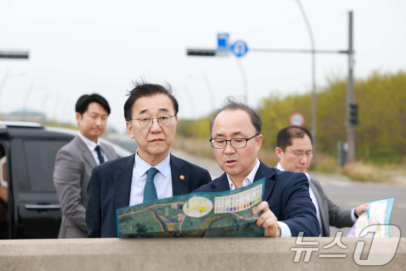 (서울=뉴스1) = 김윤덕 국토교통부 장관이 29일 전북 새만금개발청을 방문해 인프라 개발 현황과 현대차그룹 투자에 따른 새만금 개발 청사진 재수립 상황을 점검하고 있다. (국토교 …