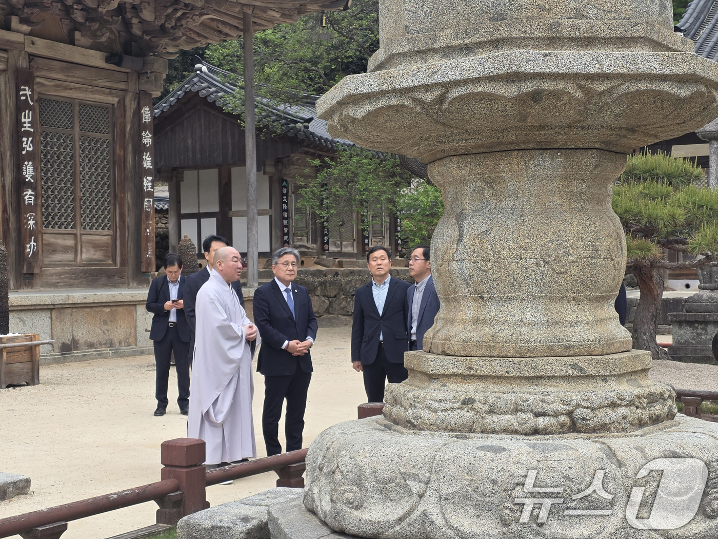 (서울=뉴스1) = 허민 국가유산청장(가운데)이 29일 오후 전남 구례 대한불교조계종 화엄사를 방문해 주지 우석스님과 함께 국보 ‘구례 화엄사 각황전 앞 석등’을 살펴보고 있다. …