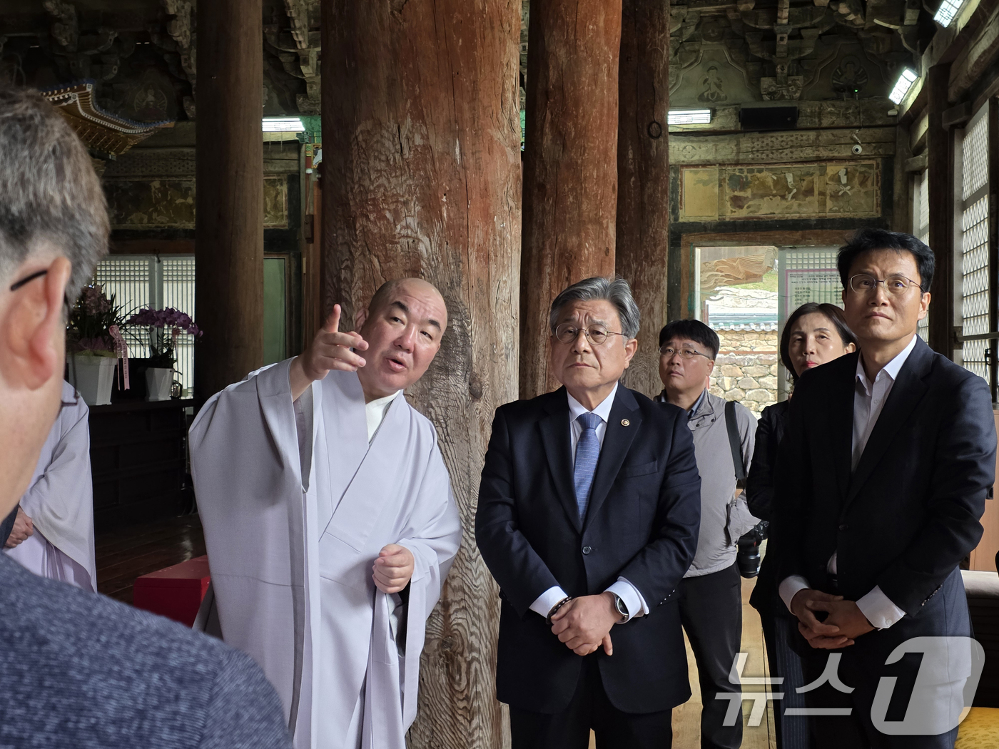 (서울=뉴스1) = 허민 국가유산청장(가운데)이 29일 오후 전남 구례 대한불교조계종 화엄사를 방문해 주지 우석스님(왼쪽)과 함께 국보 구례 화엄사 각황전 내부를 살펴보고 있다. …