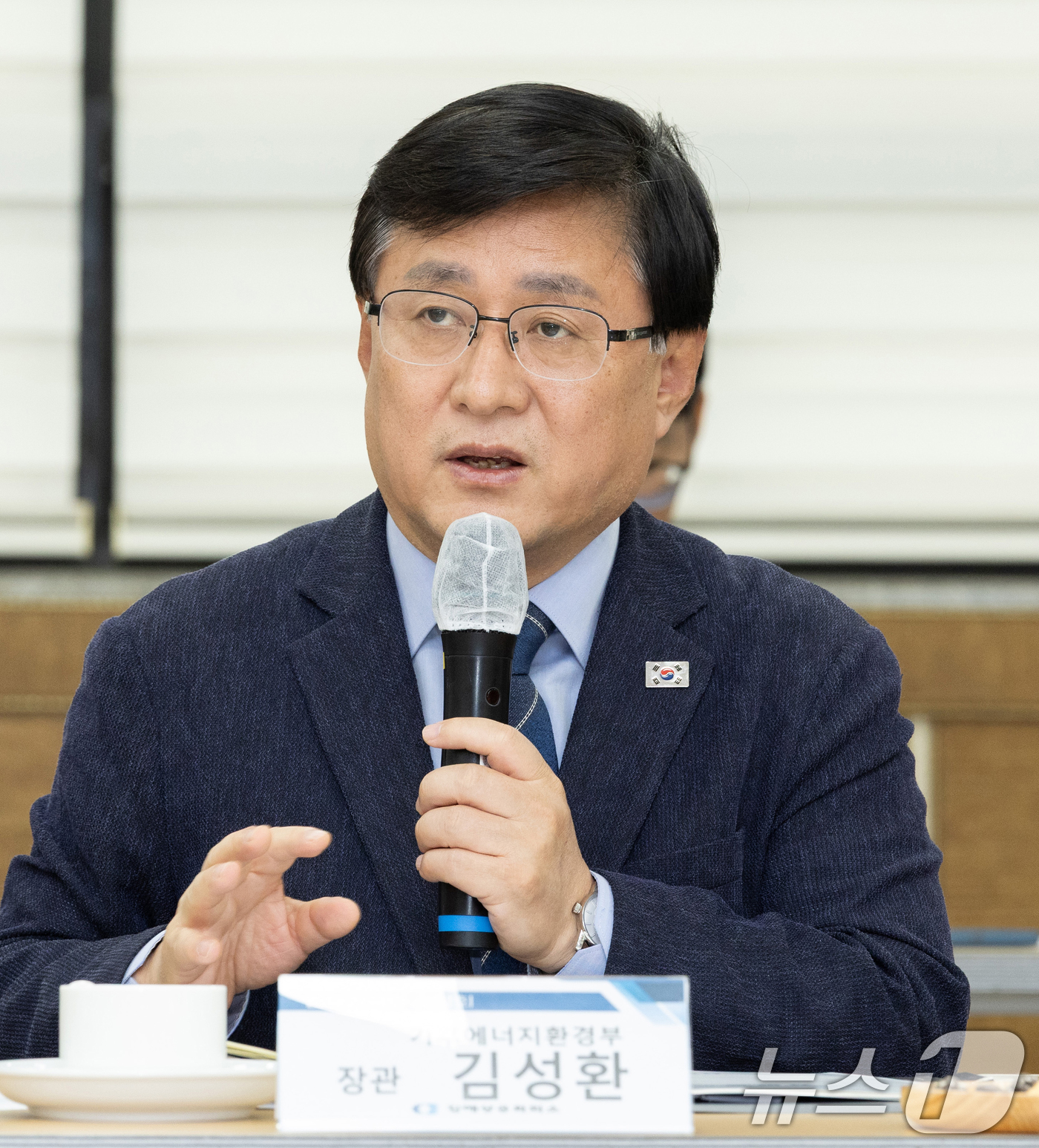 (서울=뉴스1) = 김성환 기후에너지환경부 장관이 29일 경남 김해시 김해상공회의소에서 김해지역 상공인들과 간담회를 갖고 기후부의 산업 탈탄소 정책에 대한 산업계 의견을 나누고 있 …