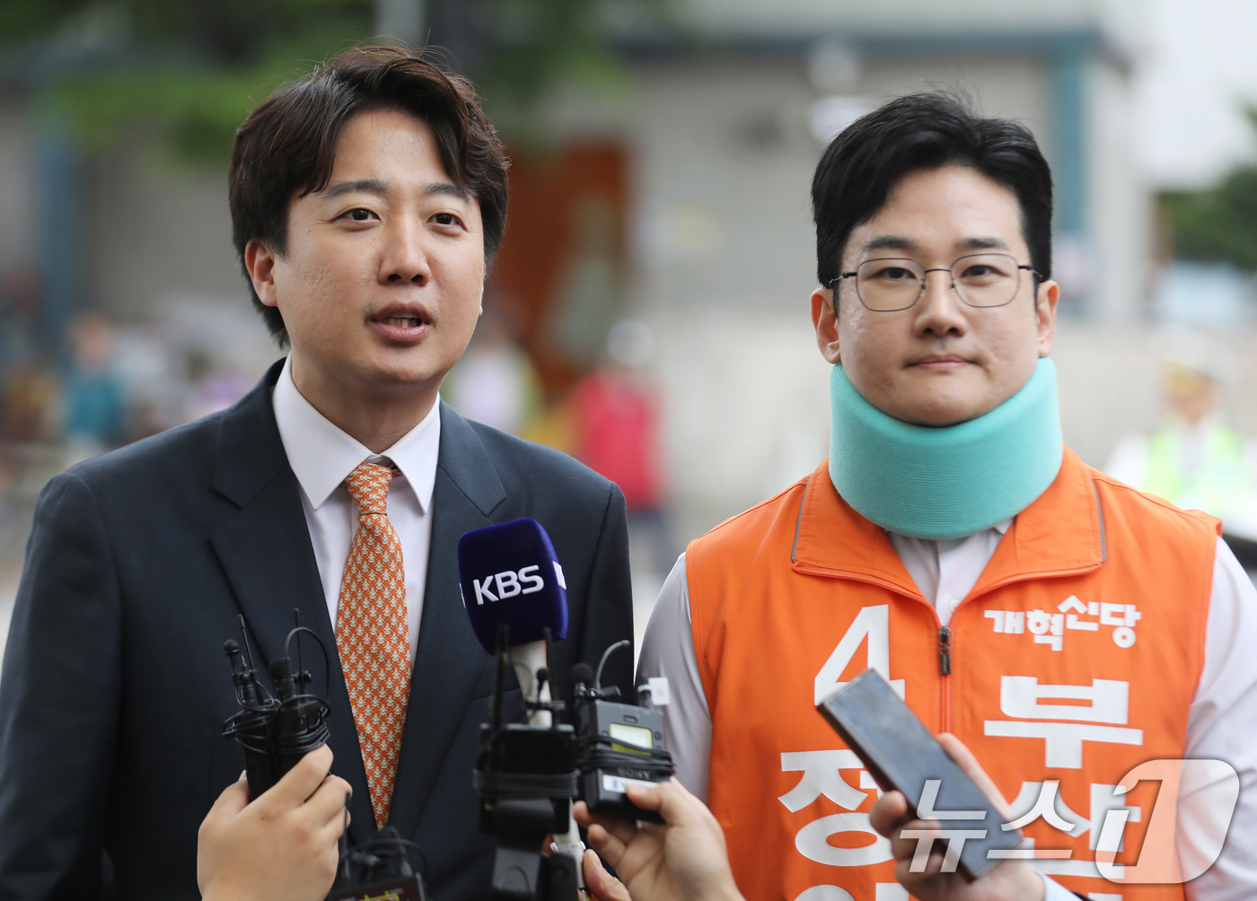 (부산=뉴스1) 윤일지 기자 = 이준석 개혁신당 대표와 정이한 부산시장 후보가 29일 부산 북구 구포시장에서 취재진 질문에 답하고 있다. 2026.4.29/뉴스1