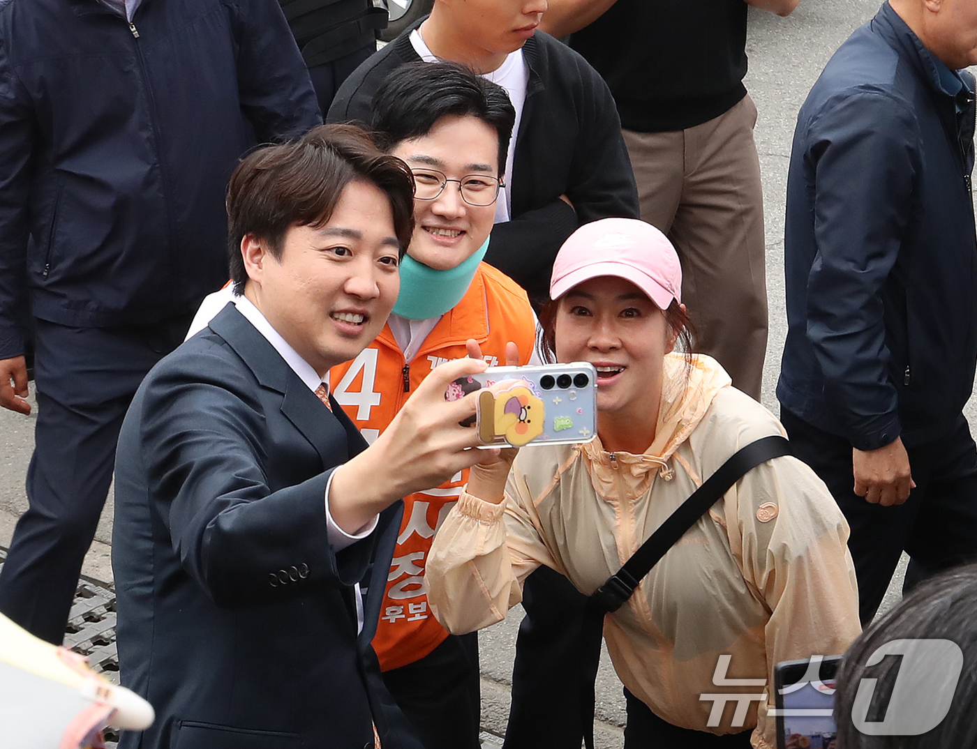 (부산=뉴스1) 윤일지 기자 = 이준석 개혁신당 대표와 정이한 부산시장 후보가 29일 부산 북구 구포시장을 찾아 시민과 셀카를 찍고 있다. 2026.4.29/뉴스1