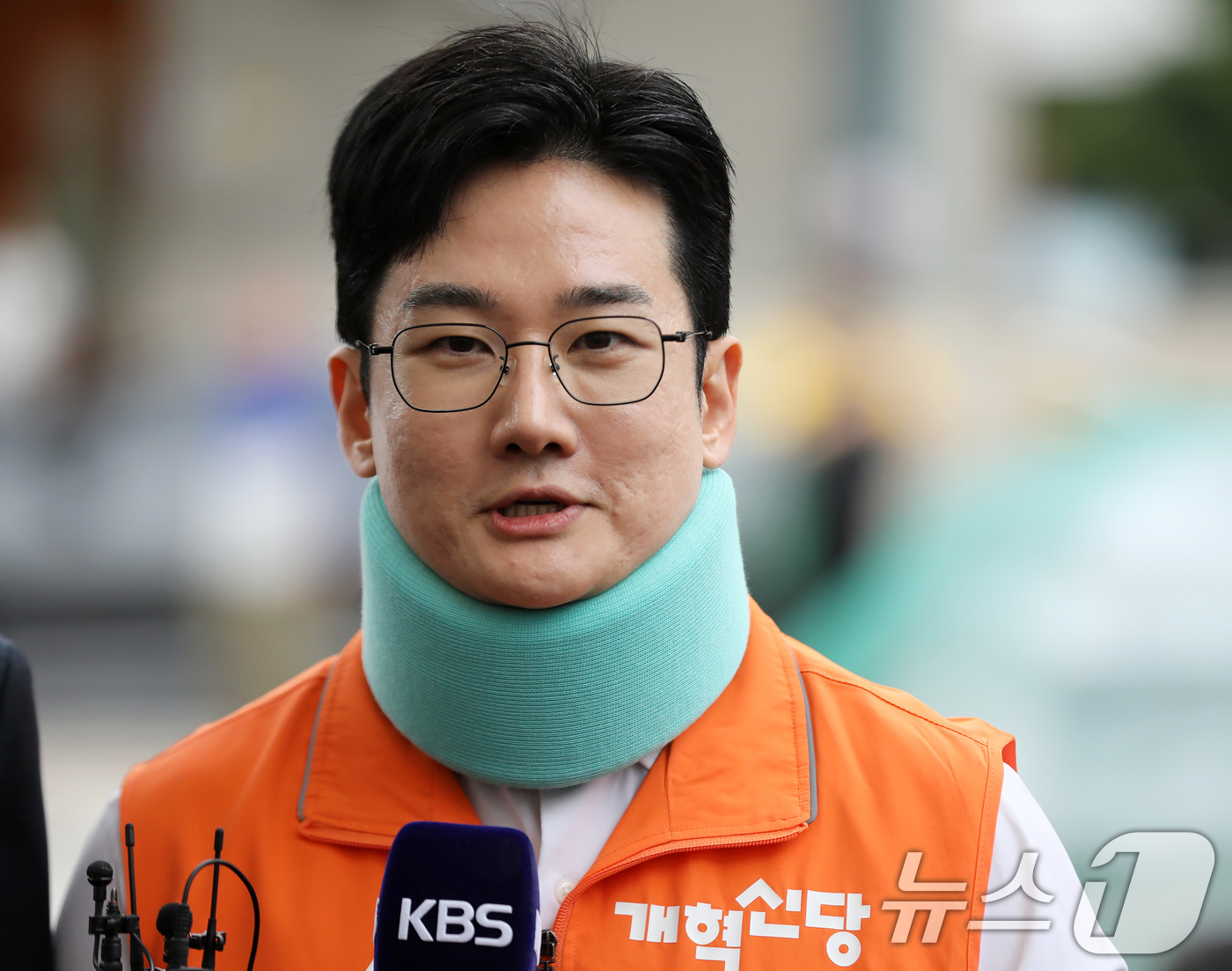 (부산=뉴스1) 윤일지 기자 = 정이한 개혁신당 부산시장 후보가 29일 부산 북구 구포시장을 찾아 취재진 질문에 답하고 있다. 2026.4.29/뉴스1