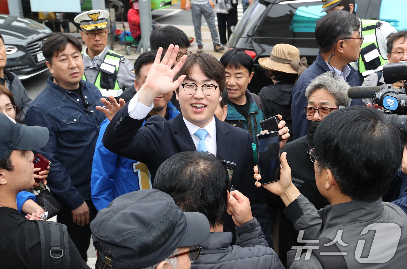 (부산=뉴스1) 윤일지 기자 = 하정우 전 청와대 AI미래기획수석이 29일 오후 부산 북구 구포시장을 찾아 시민들에게 인사하고 있다.하 전 수석은 전재수 의원이 당 부산시장 후보로 …