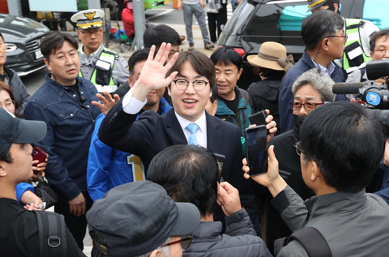 밝은 표정으로 손 흔드는 하정우 전 수석