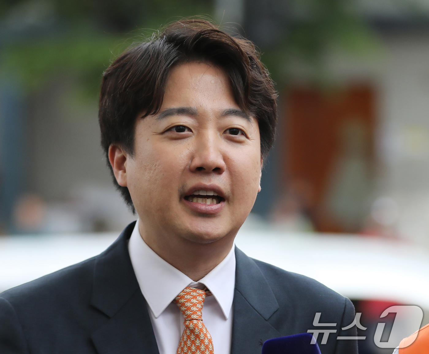 (부산=뉴스1) 윤일지 기자 = 이준석 개혁신당 대표가 29일 부산 북구 구포시장을 찾아 취재진 질문에 답하고 있다. 2026.4.29/뉴스1