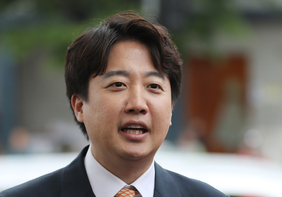 취재진 질문 답하는 이준석 대표