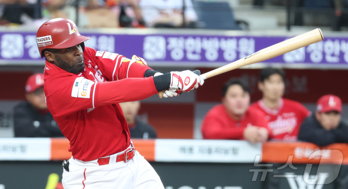 (대전=뉴스1) 김기남 기자 = 29일 대전 한화생명볼파크에서 열린 2026 신한 SOL KBO리그 SSG 랜더스와 한화 이글스의 경기에서 1회초 SSG 에레디아가 타격하고 있다 …
