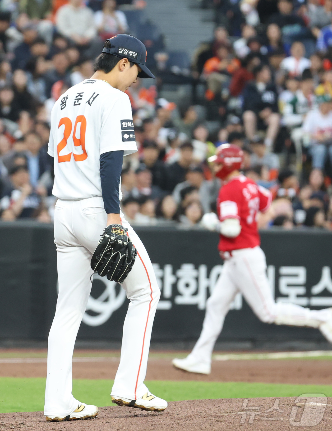 (대전=뉴스1) 김기남 기자 = 29일 대전 한화생명볼파크에서 열린 2026 신한 SOL KBO리그 SSG 랜더스와 한화 이글스의 경기에서 2회초 1사 1,2루에서 황준서가  SS …
